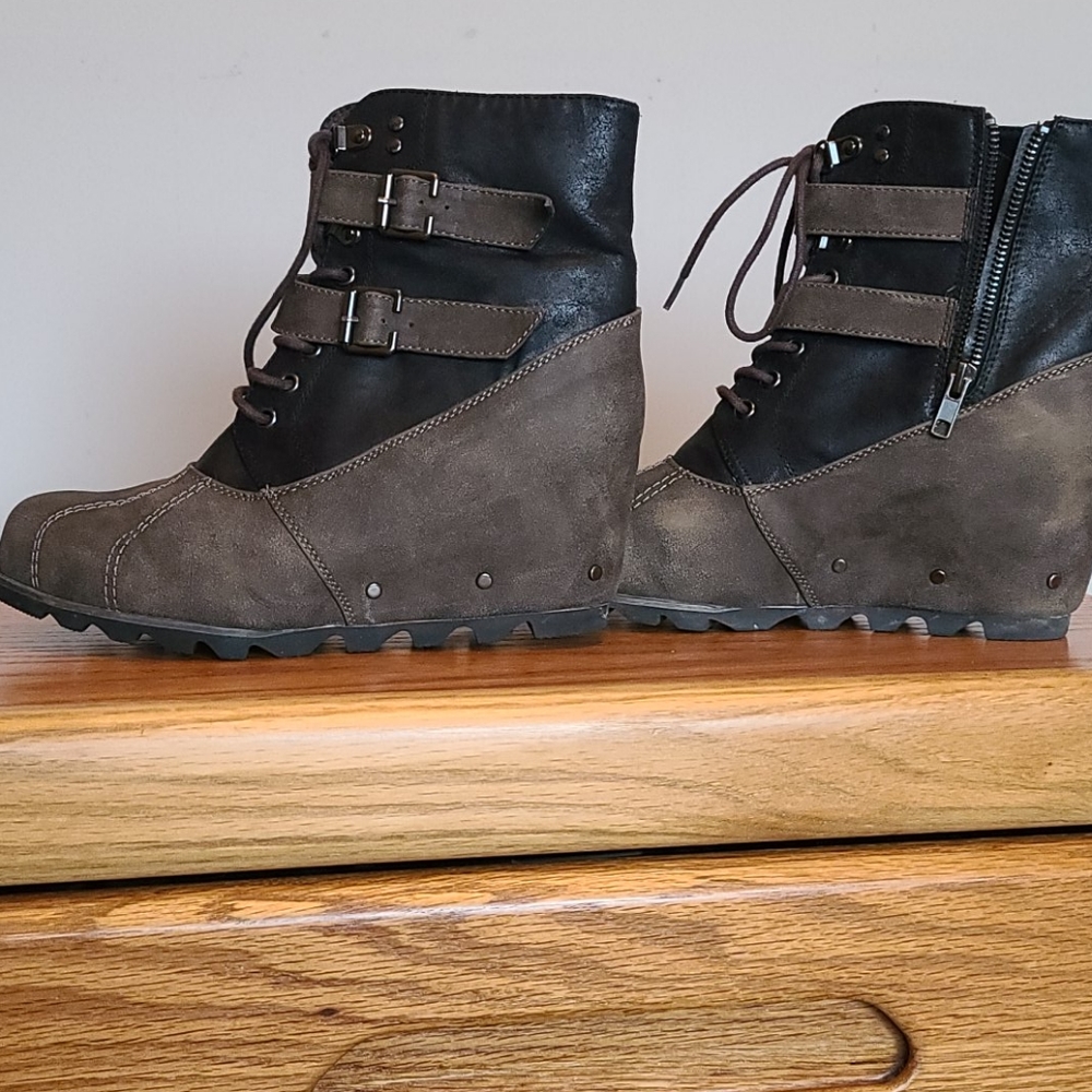 Wedge boots
